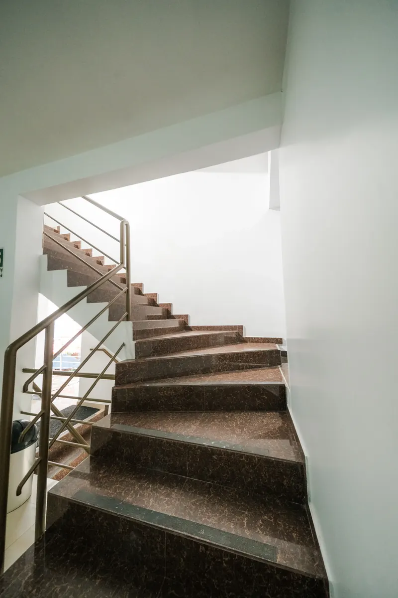 Pasillos y escaleras interiores del hotel