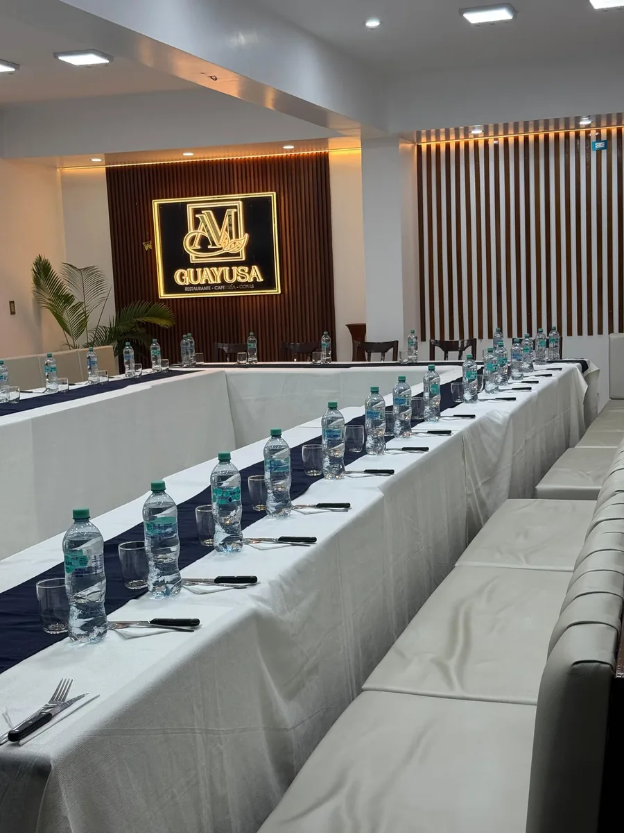 Auditorio equipado para conferencias y reuniones de directorio en Hotel Arenas del Mayo