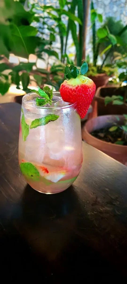 Cóctel artesanal refrescante con fresa fresca y menta en Guayusa