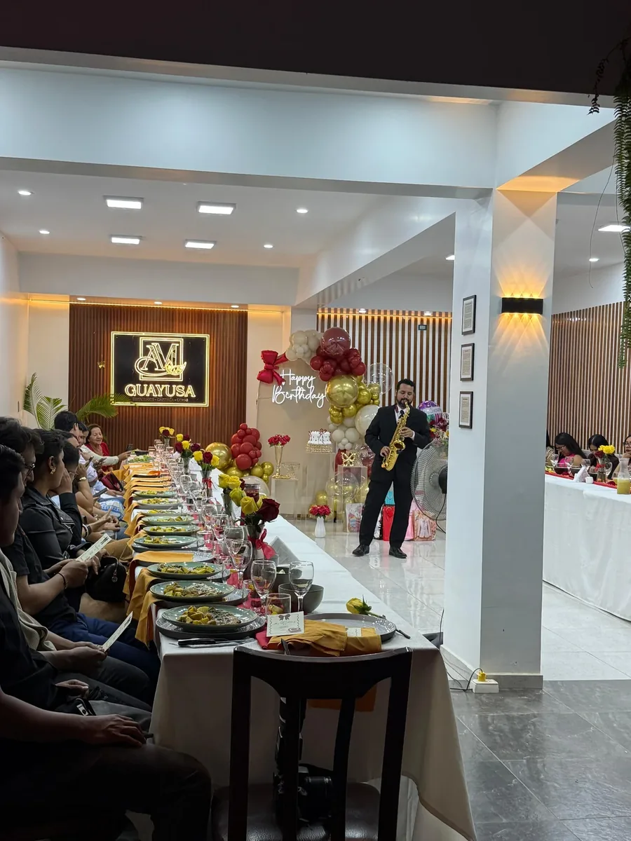 Celebración de cumpleaños con saxofonista en vivo en Restaurante Guayusa Moyobamba