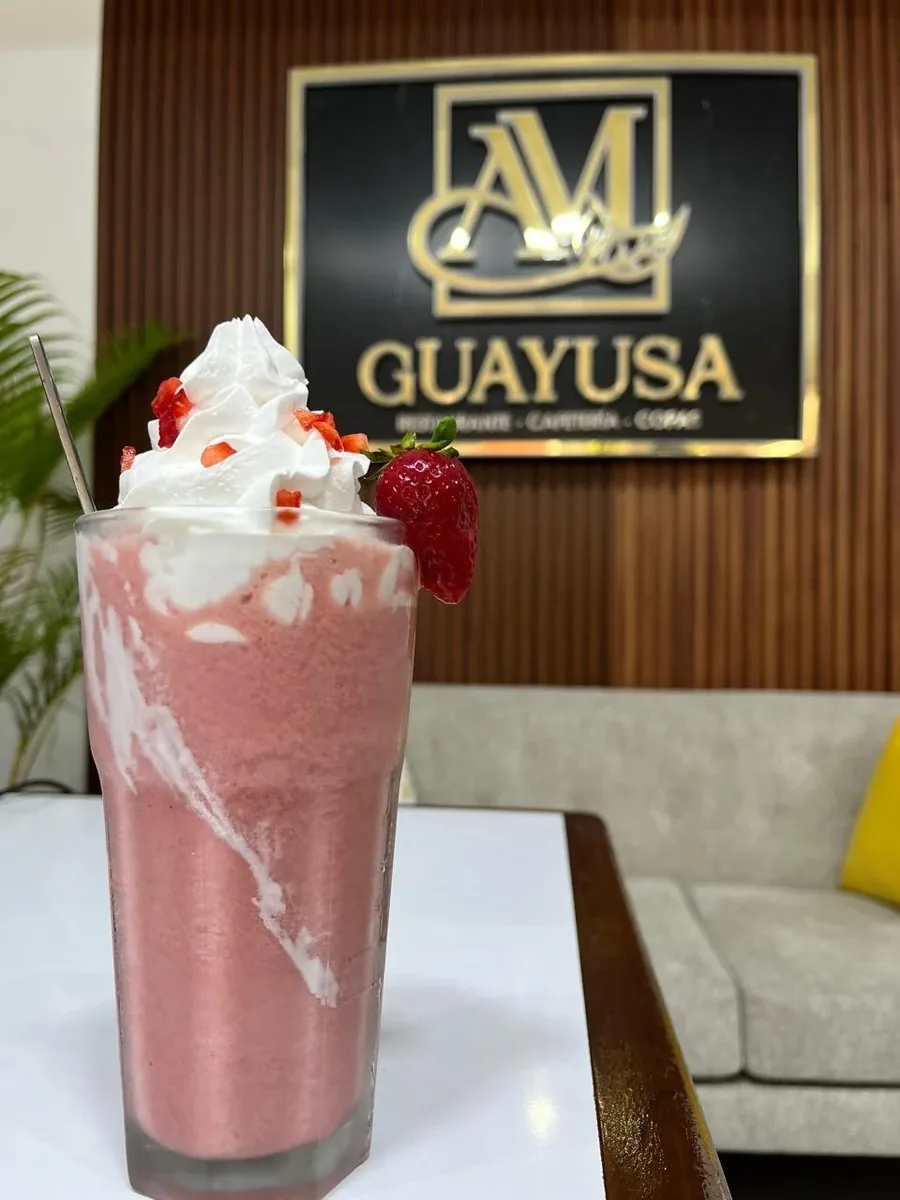 Frappé artesanal de fresa con crema batida en Cafetería Guayusa