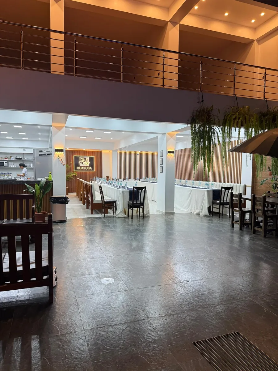 Patio interior amplio con acceso al Restaurante Guayusa y niveles superiores