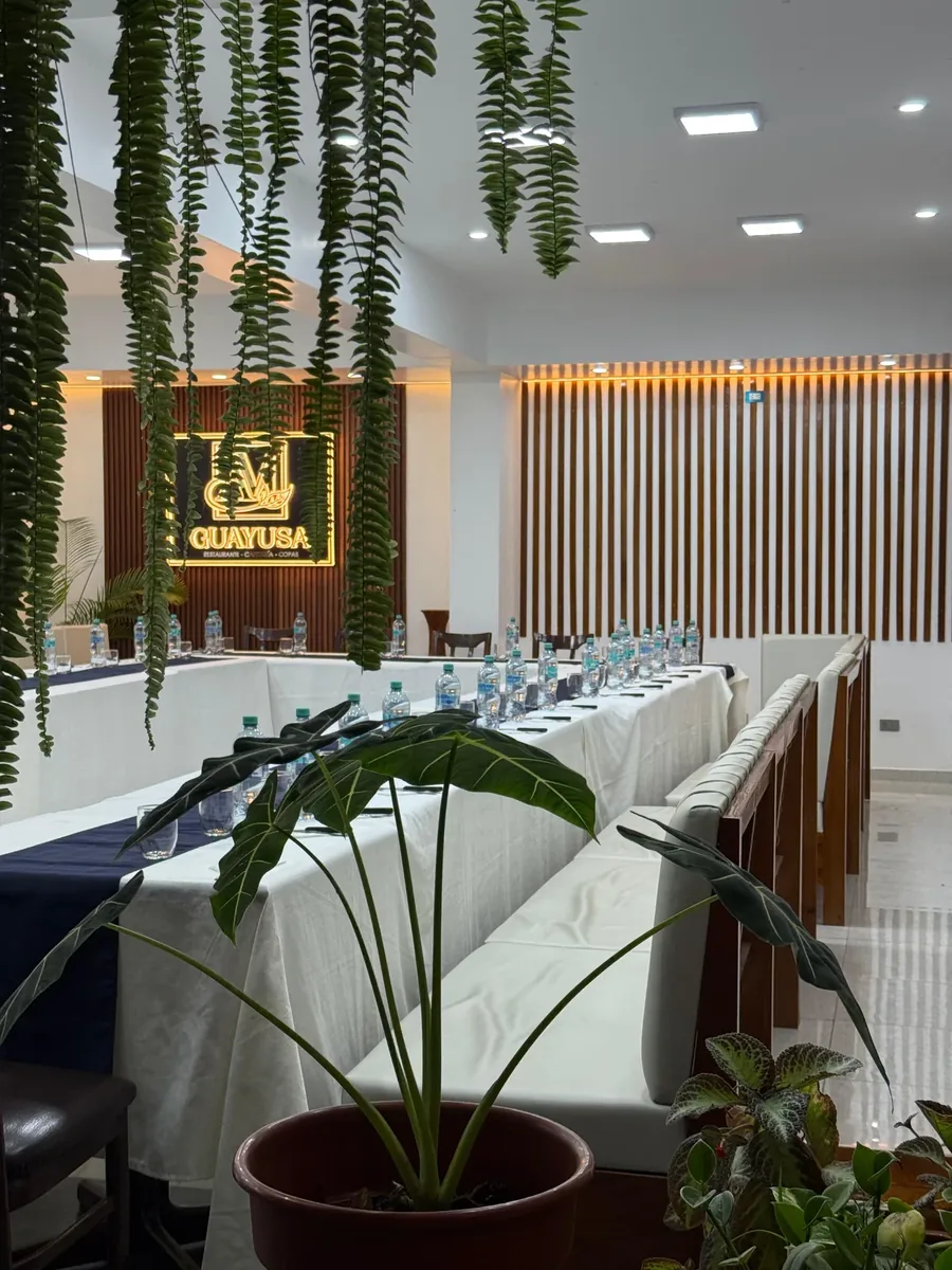 Salón del Restaurante Guayusa con mesas preparadas y ambientación natural en Moyobamba