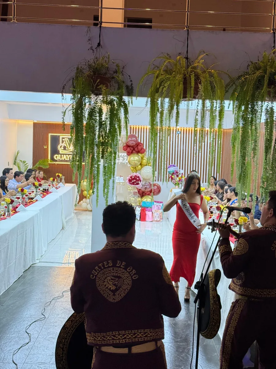 Serenata con mariachis en celebración especial en Restaurante Guayusa