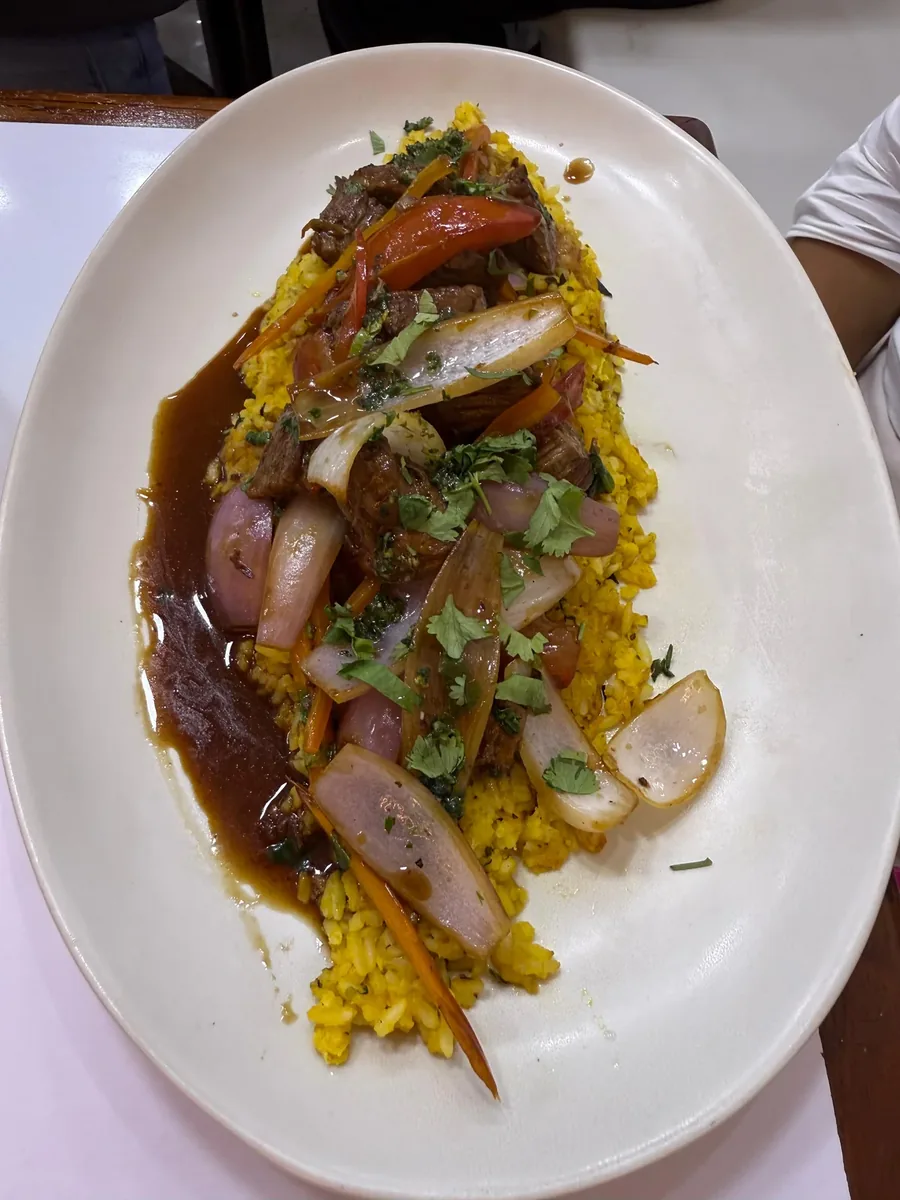 Plato criollo de Tacu Tacu con lomo saltado en Restaurante Guayusa Moyobamba