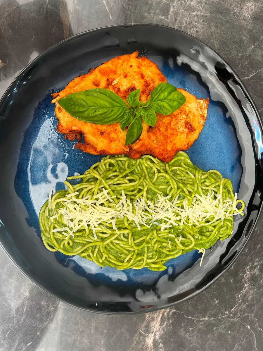 Tallarines verdes con milanesa dorada y albahaca fresca en Restaurante Guayusa