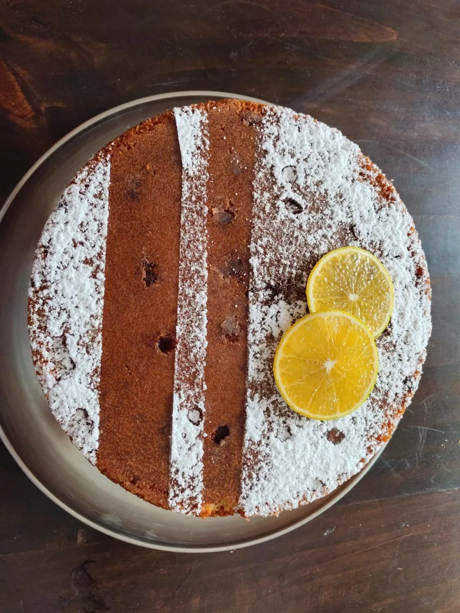 Tarta artesanal cítrica con rodajas de limón y azúcar glas en Restaurante Guayusa