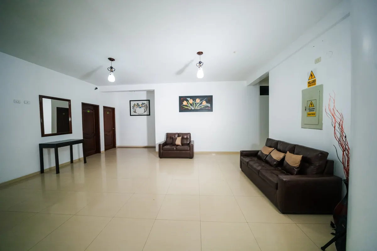 Hall de distribución y pisos del Hotel Arenas del Mayo en Moyobamba