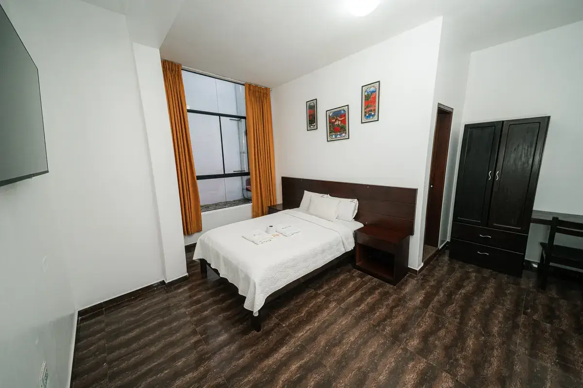 Habitación en Moyobamba matrimonial con cama doble y TV de 50 pulgadas