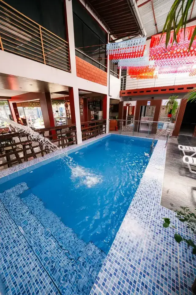 Piscina del hotel al aire libre en Moyobamba