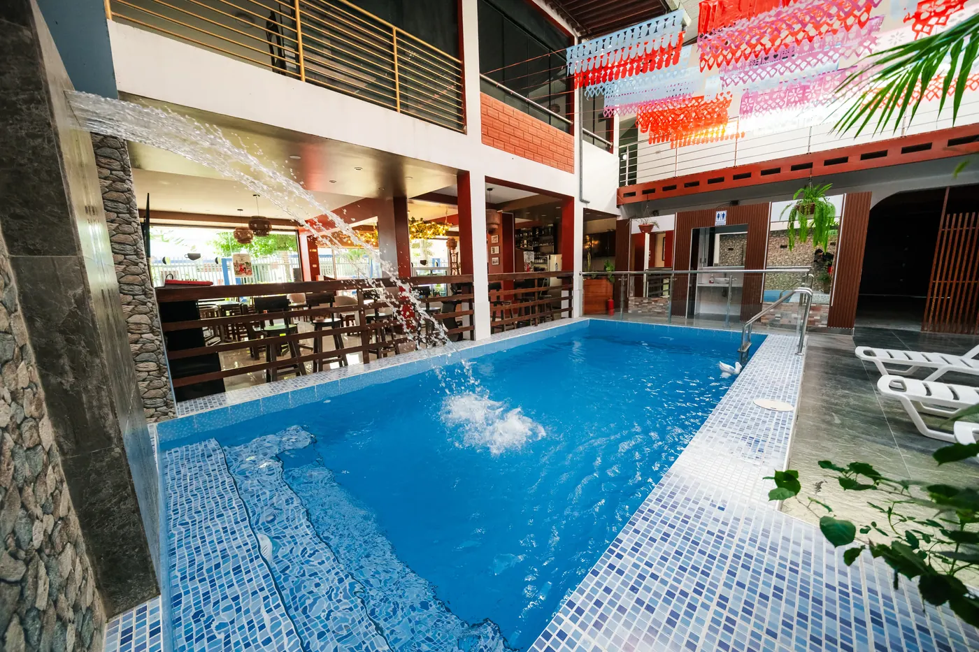 Piscina del hotel iluminada de noche en Moyobamba