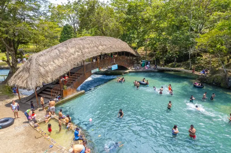 Naciente del Río Tioyacu aguas turquesas en Alto Mayo cerca a Moyobamba