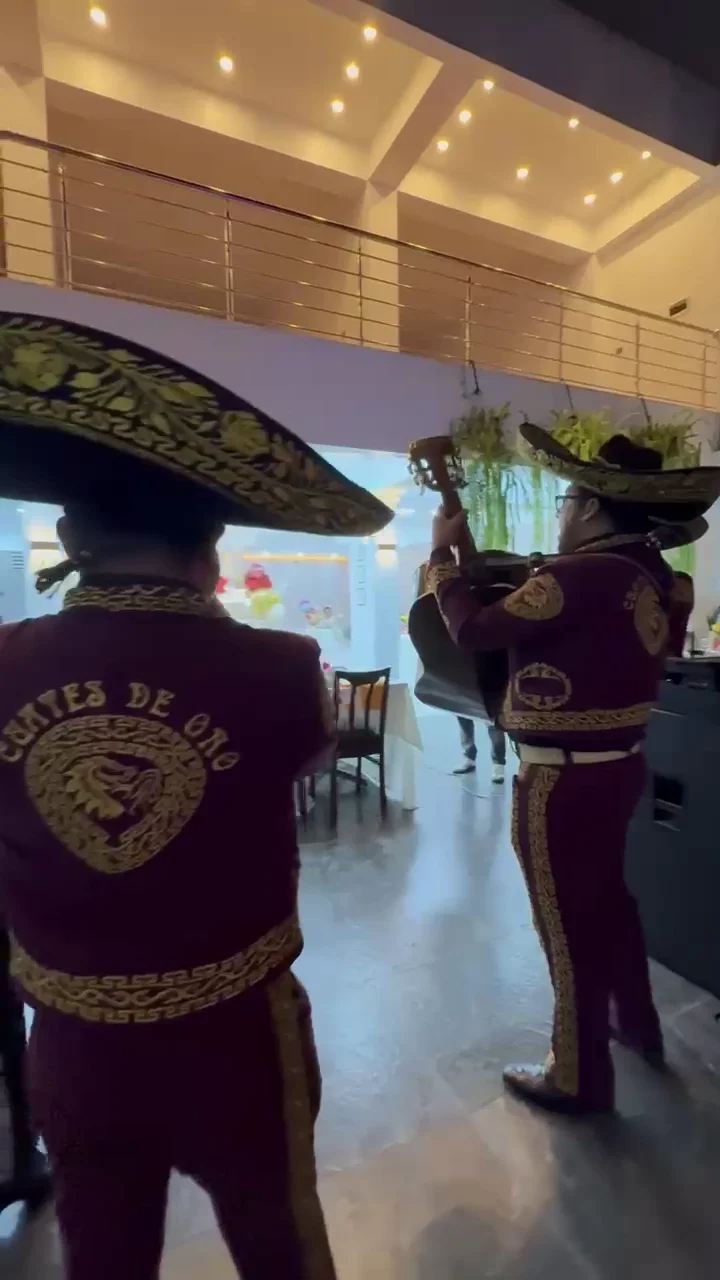 Serenata con mariachis en vivo para celebración en Restaurante Guayusa