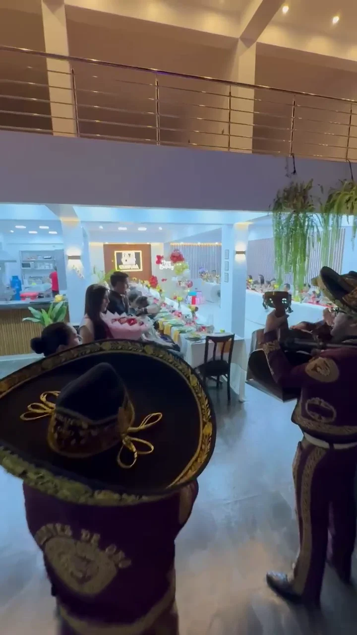 Show musical con mariachis en vivo en salón de eventos del hotel